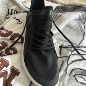 Ecco skor  - Helt nya Ecco skor köpta för 1700 kr säljer för 800. Väldigt lätta och fina aldrig använda 