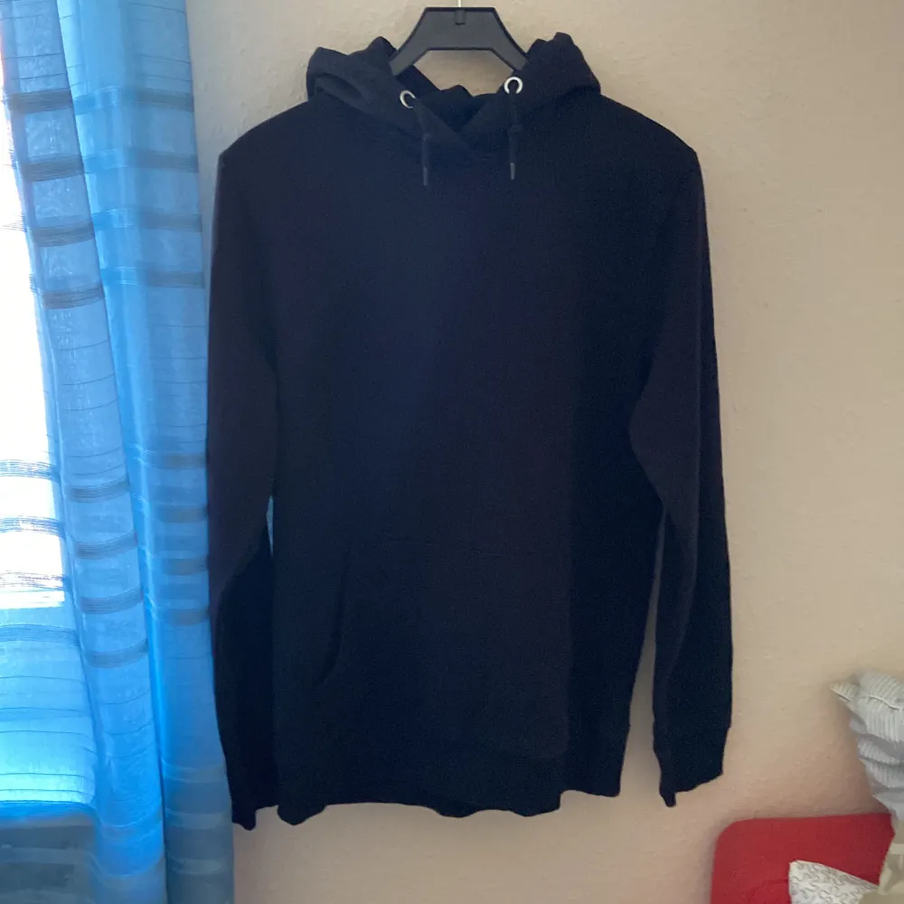 Svart hoodie från lager 157. Hoodies.