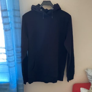 Svart hoodie - Svart hoodie från lager 157