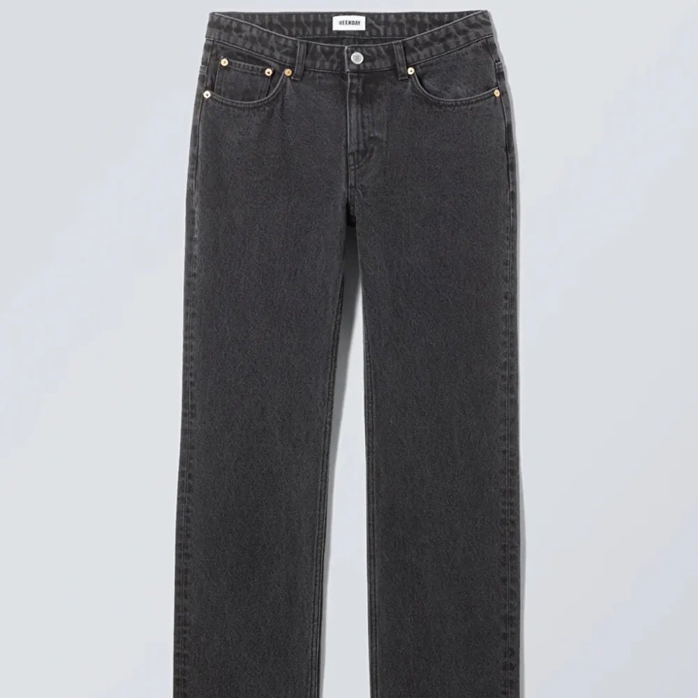 Svarta jeans från weekday i modellen ”pin mid”!💓 stl w29l32 köpta för 590 förra året. Sista bilden är hur de ser ut i en annan färg på modellen . Jeans & Byxor.