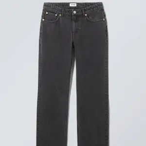 Svarta jeans från weekday i modellen ”pin mid”!💓 stl w29l32 köpta för 590 förra året. Sista bilden är hur de ser ut i en annan färg på modellen 