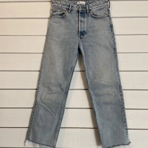 Jeans från Zara  - Ljusblåa jeans från Zara, straightleg. Använda vid ett fåtal gånger. Jag är 170cm och jeansen går till mina anklar. Tillkommer frakt!🤍