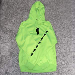 Säljer denna neongröna Billie Eilish hoodien i storlek S. Säljer av skäl att den inte kommer till användning längre. Jätte bra skick, nästan inga tecken på användning. Pris kan diskuteras🤍. 