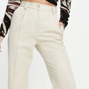 Ljusbeige kostymbyxor  - Fina kostymbyxor från märket miss selfridge. Köpta på ASOS. De är för korta för mig som är 170 cm. Skicka för fler bilder!😊 köpare står för frakt