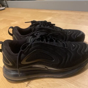 skor nike - säljer mina  nike skor i st: 38 i färgen svart, skorna är i jätte bra skick ingen luft har försvunnit ur sulan, mer bilder på skorna skriv privat! köparen står för frakten annars kan jag mötas i uppsala 🌸❗️pris kan diskuteras ❗️