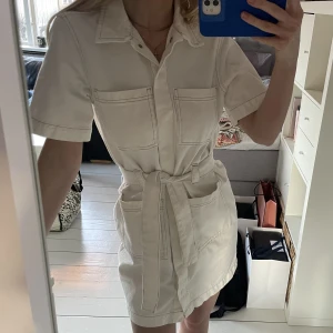 Klänning  - Stilren klänning från GinaTricot! Perfekt till de varmare vår-dagarna och sommaren🙌🏻☀️ Säljs pga den blivit för kort för mig Hör av dig vid frågor!🤍🤍