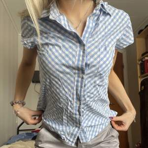 Jätte fin Blå och vit Skjorta/Blus köpt på second hand i perfekt skick. 