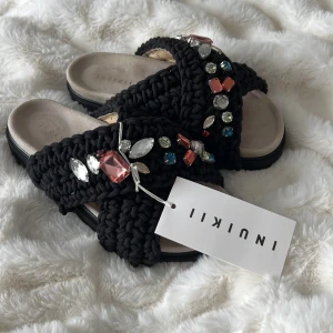 Inuikii tofflor  - Säljer dessa helt ny inköpta inuikii, aldirg använda och prislapp och kartong finns kvar! Säljer pågrund av att jag vill ha en annan färg😇 nypris ca 2200