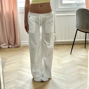 Linnebyxor lågmidjade  - (lånade bilder)  Uppsydda från förra ägaren på plick. säljer då dom inte riktigt passade. inte bästa skick