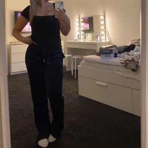 Juicy byxor  - Jag säljer dessa mörkblåa juicybyxor i storlek S då de är alldeles för långa på mig. Köptes i november förra året och är i nyskick. Nypris 1099kr☺️. Frakten tillkommer också utöver priset, den ligger på 66kr.