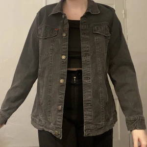 Jeansjacka  - Svart jeansjacka som är väldigt mjuk för materialet 💕💕