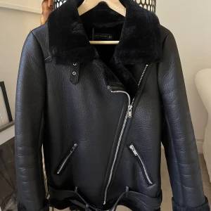Bikerjacka - En svart jacka från zara i storlek Xs men passar även en S beroende på hur man vill att den ska sitta.Mycket bra skick då jag endast använt den vid ett fåtal gånger. 