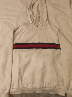 Cool Boston huvtröja - Skit cool boston tröja som passar för dig som vill se snygg ut men också varm.