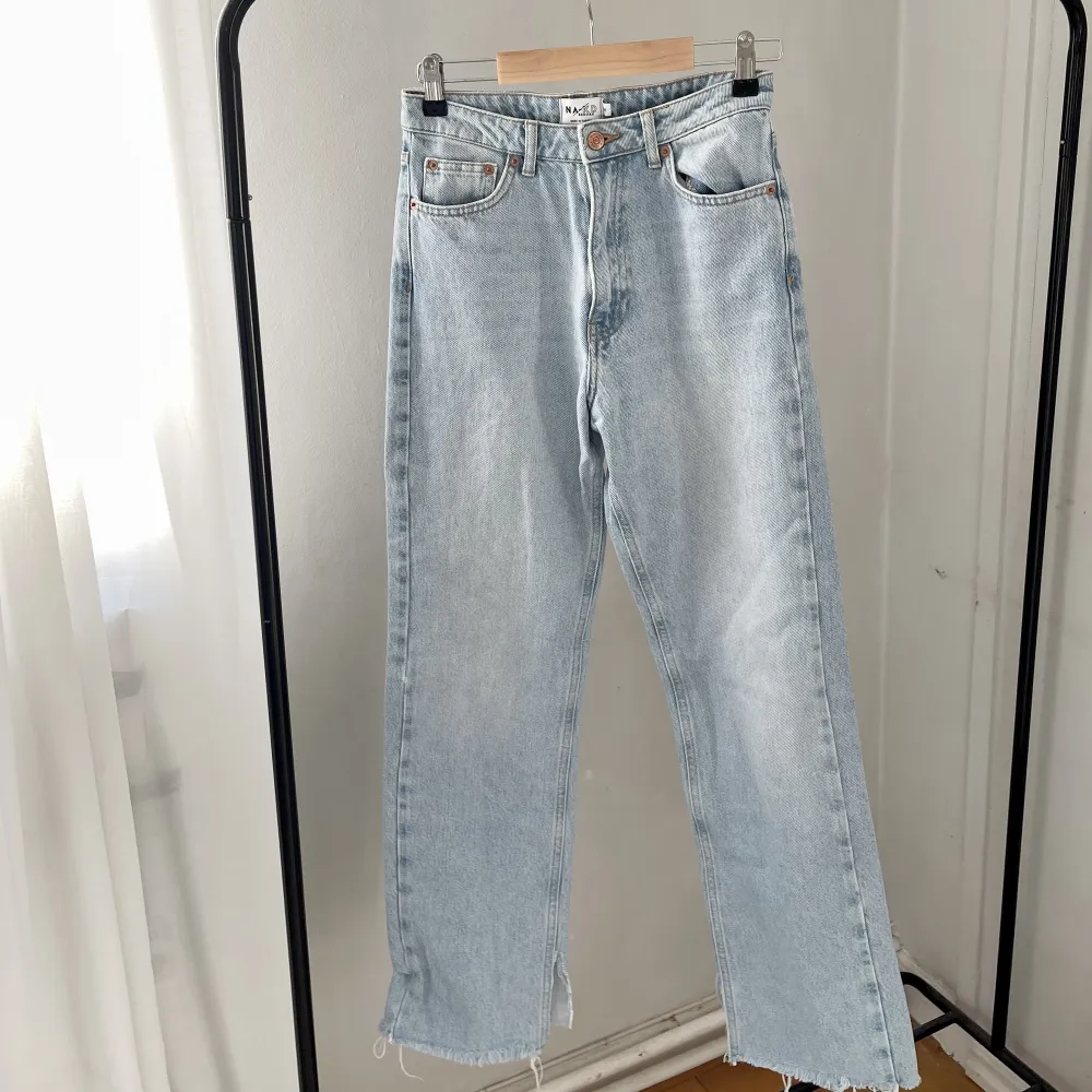 Säljer dessa fina jeans från Na-kd i storlek 36, har en liten slits på innersidorna. passar mig som är 163cm. Jeans & Byxor.