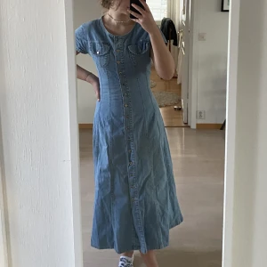 jeansklänning - vintage jeansklänning i storlek M, passar 38.