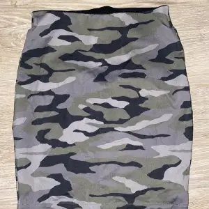 Militär mönstrad kjol