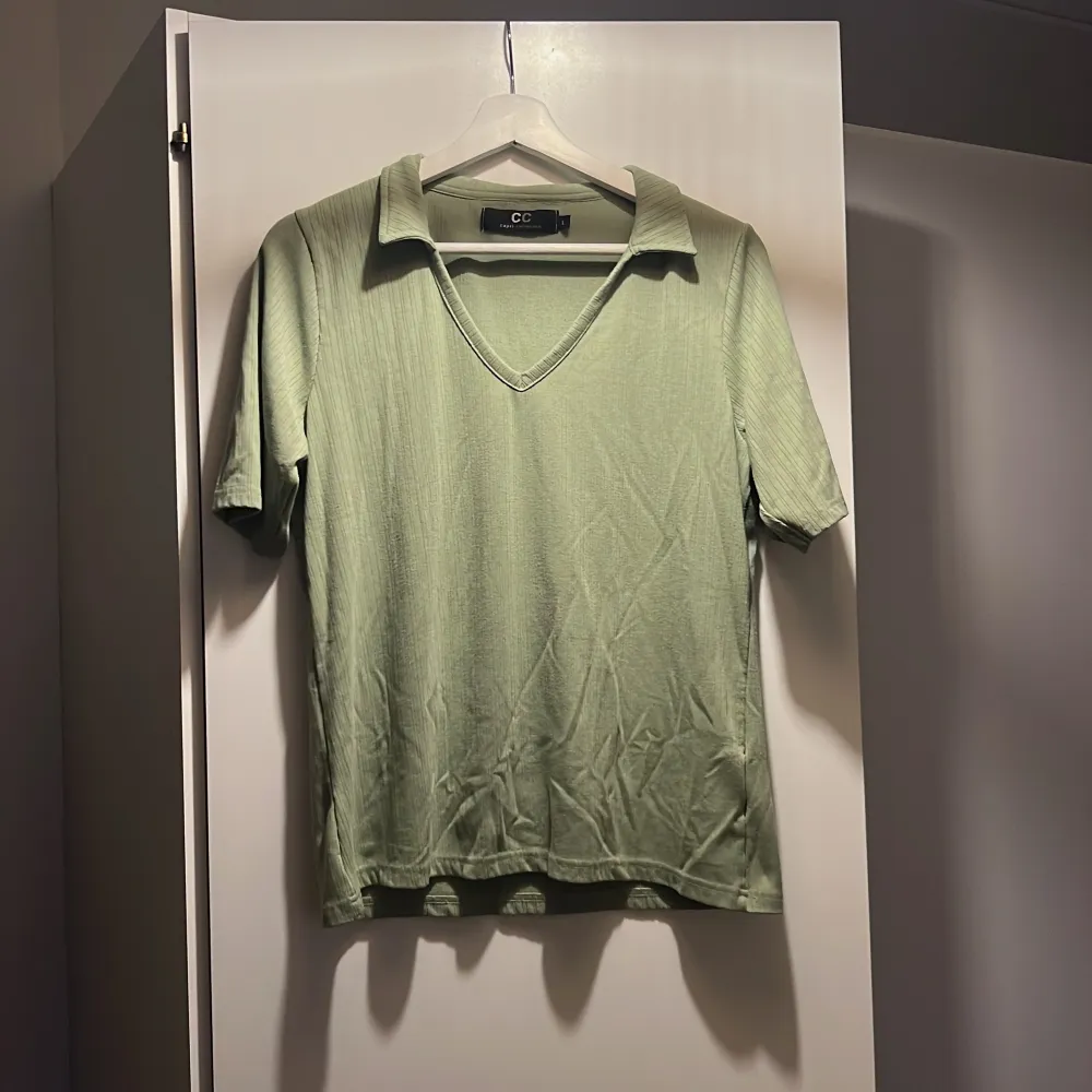 Grön t-shirt, fint skick. T-shirts.