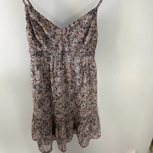 Klänning - Jättefin klänning från hollister! Köpt för många år sedan men säljes på grund av att den är för liten. Pris kan diskuteras!