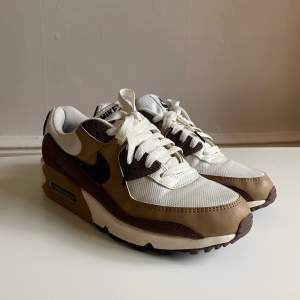 Ett par Nike Air Max 90 dark driftwood i storlek 40,5! Använda cirka 5 gånger o nypris 1600kr!  Köparen står för frakt! Pris kan diskuteras och vid andra frågor är det bara att skriva🔅