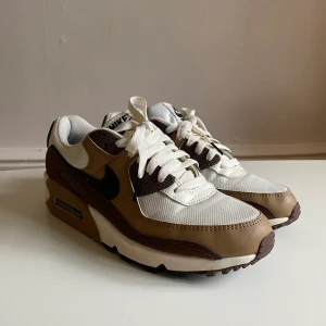 Nike Air Max - Ett par Nike Air Max 90 dark driftwood i storlek 40,5! Använda cirka 5 gånger o nypris 1600kr!  Köparen står för frakt! Pris kan diskuteras och vid andra frågor är det bara att skriva🔅