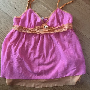 Juicy Couture - Unikt Juicy Couture linne från New York. Finns inte att köpa längre. Tunt fint dubbelmaterial i två färger och en juicy berlock ✨Bra skick och i storlek S 💕💞