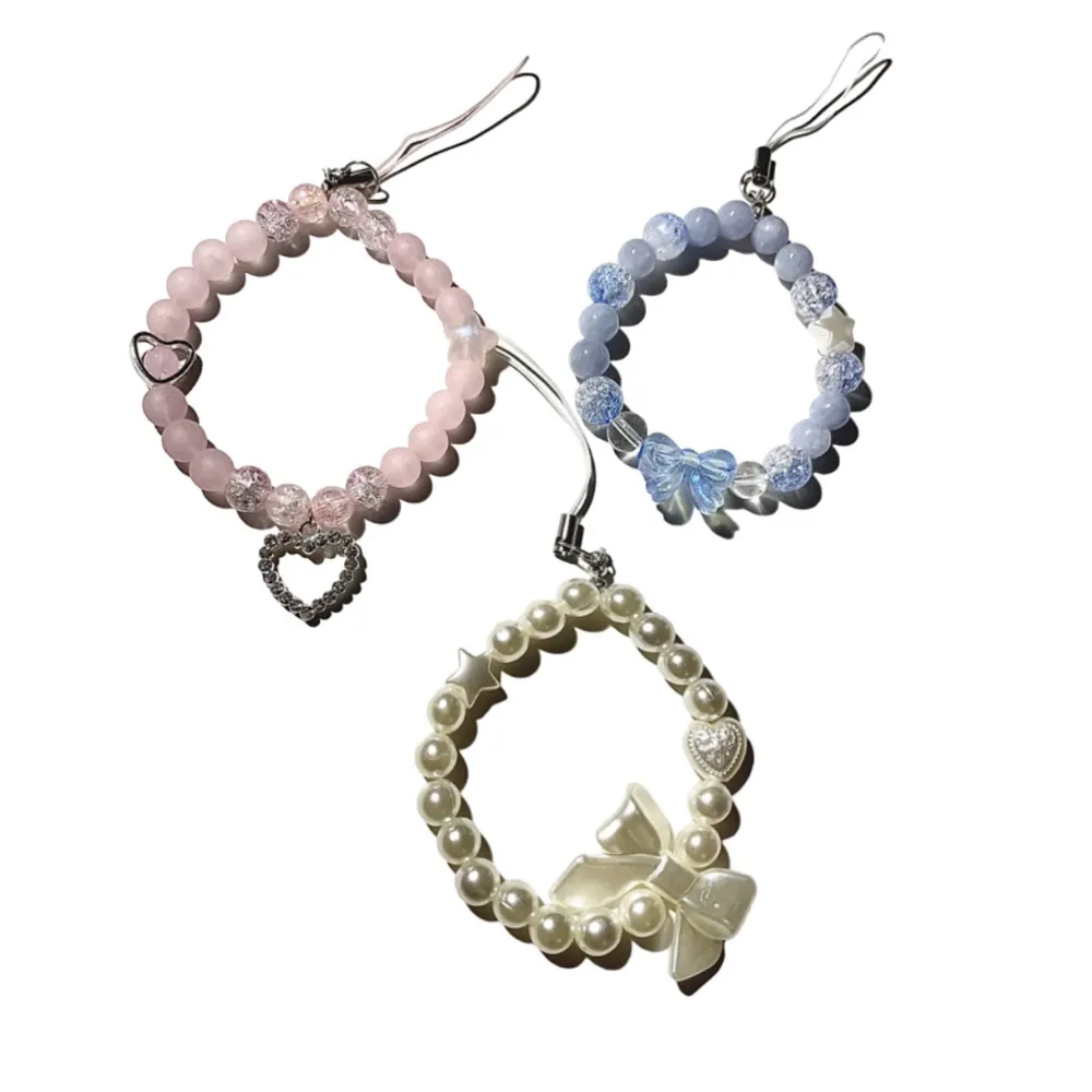 Jätte söta phone charms!  Blå: 1/1 || 75kr/styck Rosa: 2/2 || 65kr/styck Vit: 3/3 || 65kr/styck   Bjuder på gratis frakt 🚚 Betalning sker via swish 🧸 Skriv vid intresse! . Accessoarer.