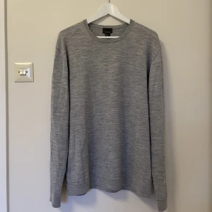 H&M - H&M tröja i storlek M. Knappt använd och är i bra skick. Pris kan diskuteras. Kan mötas upp annars står köparen för frakt.