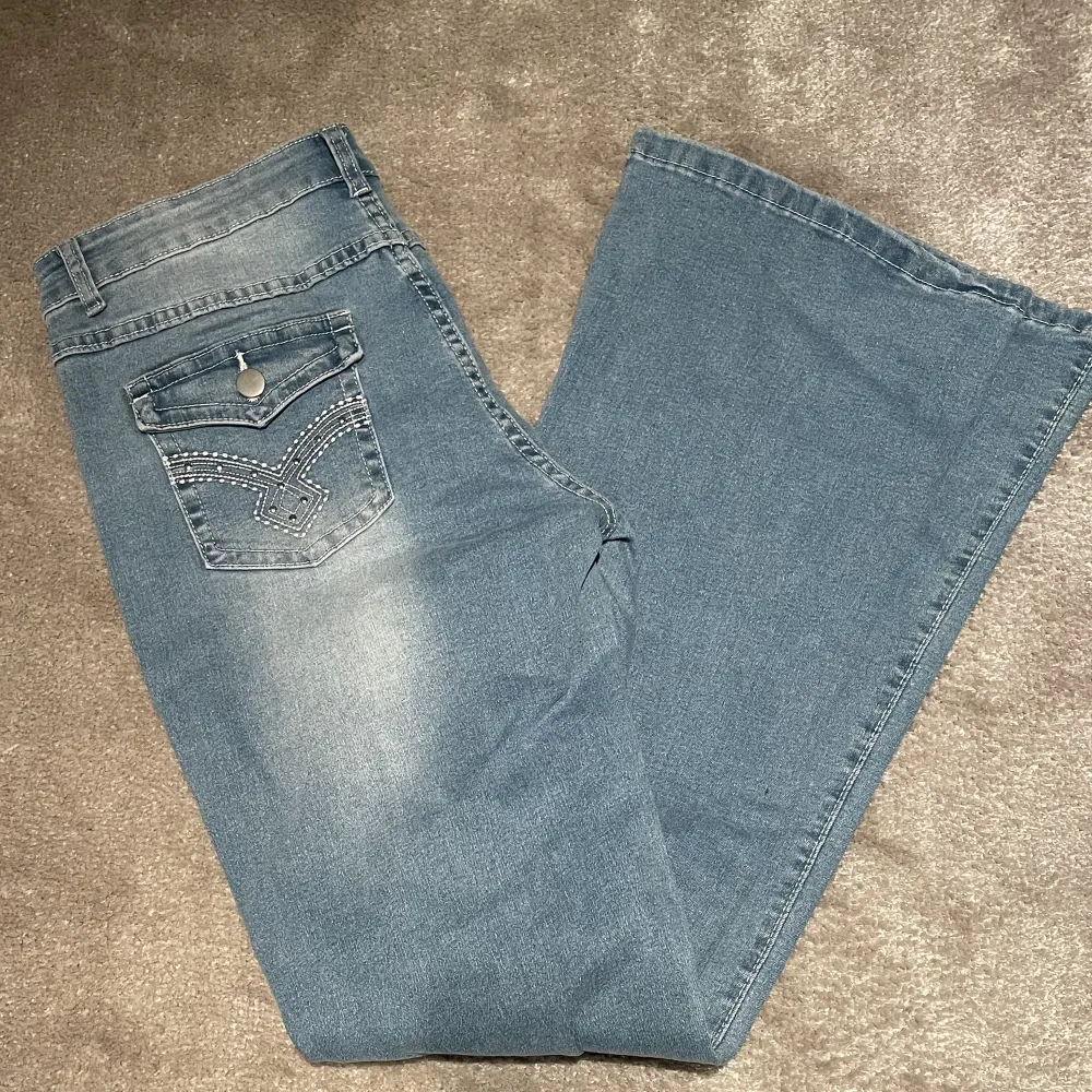 Säjer pga de är för långa för mig och aldrig använda. Jätte sköna och stretchiga passar mig som oftast har M i jeans kan passa en L också för de är så stretchiga.. Jeans & Byxor.