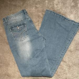 Säjer pga de är för långa för mig och aldrig använda. Jätte sköna och stretchiga passar mig som oftast har M i jeans kan passa en L också för de är så stretchiga.