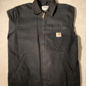 Jacka Carhartt - Svart jacka med gulddetaljer (dragkedja, knappar) från Carhartt. Storlek XL, mycket bra skick. Nypris 2000 kr.