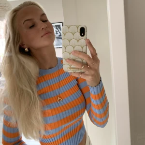 Tröja - Stilren färgstark topp från Zara!✨ Perfekt färgklick på en enklare outfit!🤌🏻 Hör av dig vid frågor!🤍🤍