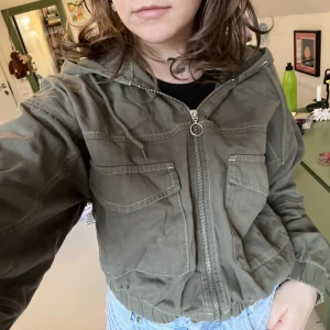 Cropped jacka - Jättecool tunn cropped jacka från urban outfitters!🤎 Perfekt nu inför våren💗 Jag är 160 och den går till min midja🥰