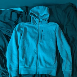 Sailracing huvtröja - Sairlracing huvtröja                                    Nytt skick, köptes för 1500 och säljes för att det var fel storlek