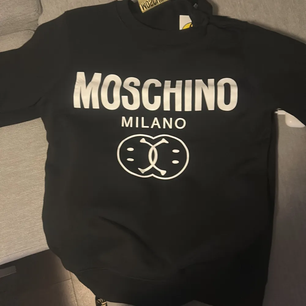 Säljer två oanvändna moschino tröjor storlek 44 ca s/m  Kan byta med något om de intresserar mig. Tröjor & Koftor.