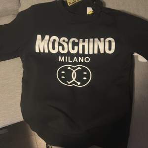 Säljer två oanvändna moschino tröjor storlek 44 ca s/m  Kan byta med något om de intresserar mig