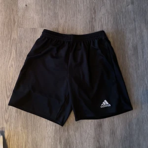 2st Adidas shorts  - 2 par adidas tränings shorts i stl 11-12år och 13-14år. Superbra skick! Säljs för 80kr/st eller 120kr för båda 
