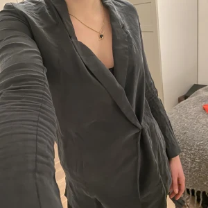 Blus  - Så snygg blus från Weekday💕I gråsvart färg👍🏼