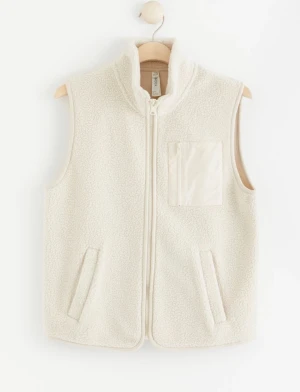 Väst - Säljer denna vita fluffiga väst. Jättefin och passar till allt. Bra skick, knappt använt.💕