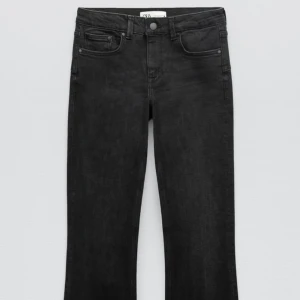 Mid straight svarta jeans - En dålig bild från hemsidan så fråga om mer bilder, mid raise, straight leg från zara, köpte dom här på plick och måste tyvärr sälja dom då dom är för små i midjan💗