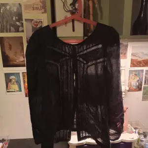 söt gotisk svart tröja 🦇🩸 genomskinlig med pärlor, knappar på baksidan