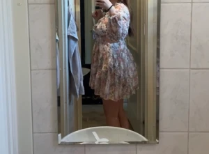 Blommig klänning  - Från shein, storlek M 