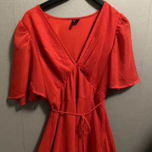 Fin röd klänning, använda 1 gång Från Vero Moda 