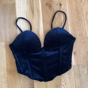 Svart topp - Svart topp som endast e använd en gång.