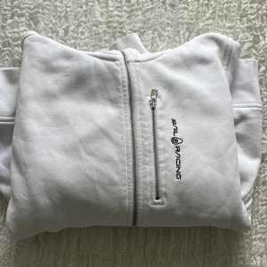 Sail racing hoodie - Säljer min vita Sail racing hoodie då den inte kommer till användning❤️Inga fel med den och använd Max 5 gånger❤️