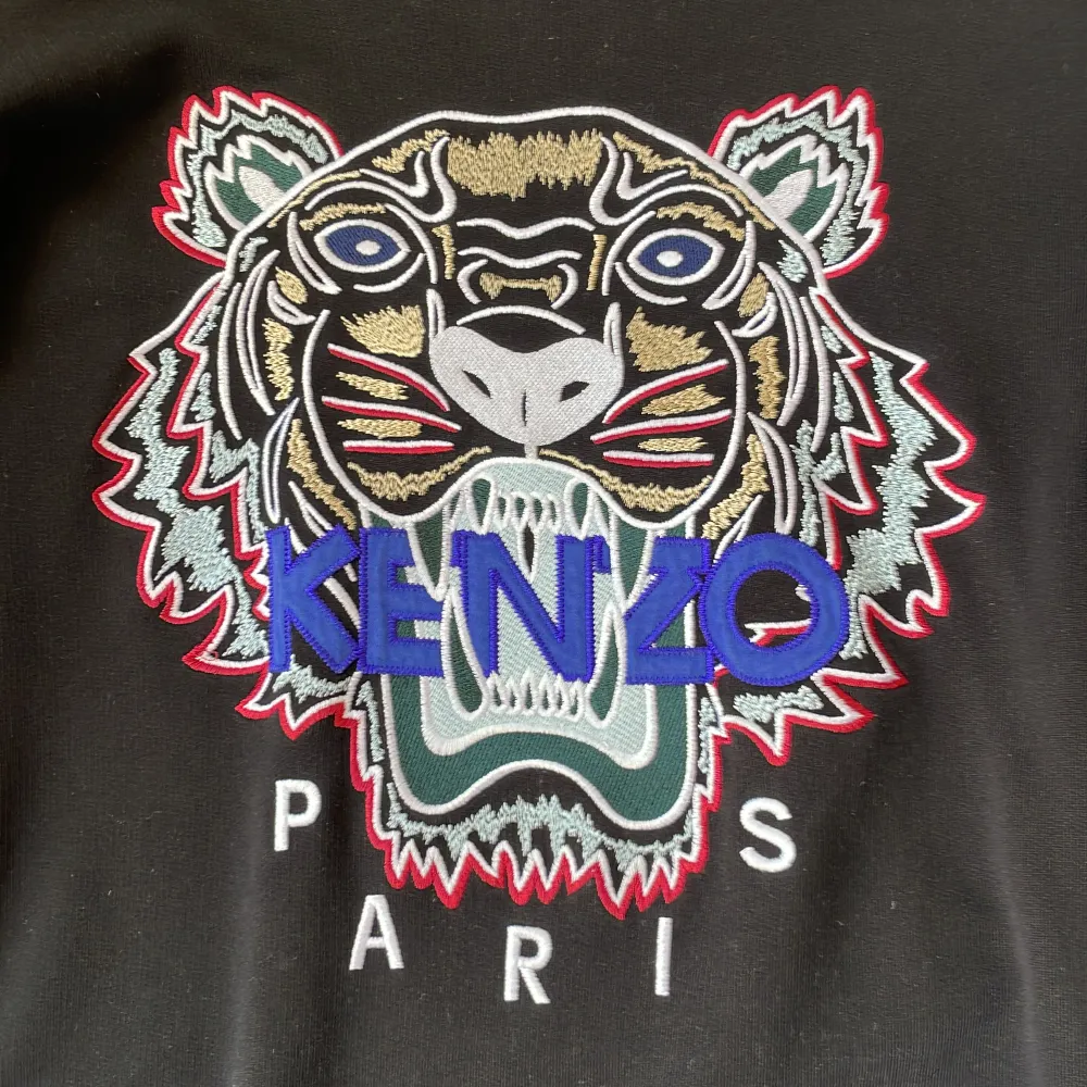 Sweatshirt från Kenzo Paris med signaturenlejonbrodyren. . Tröjor & Koftor.