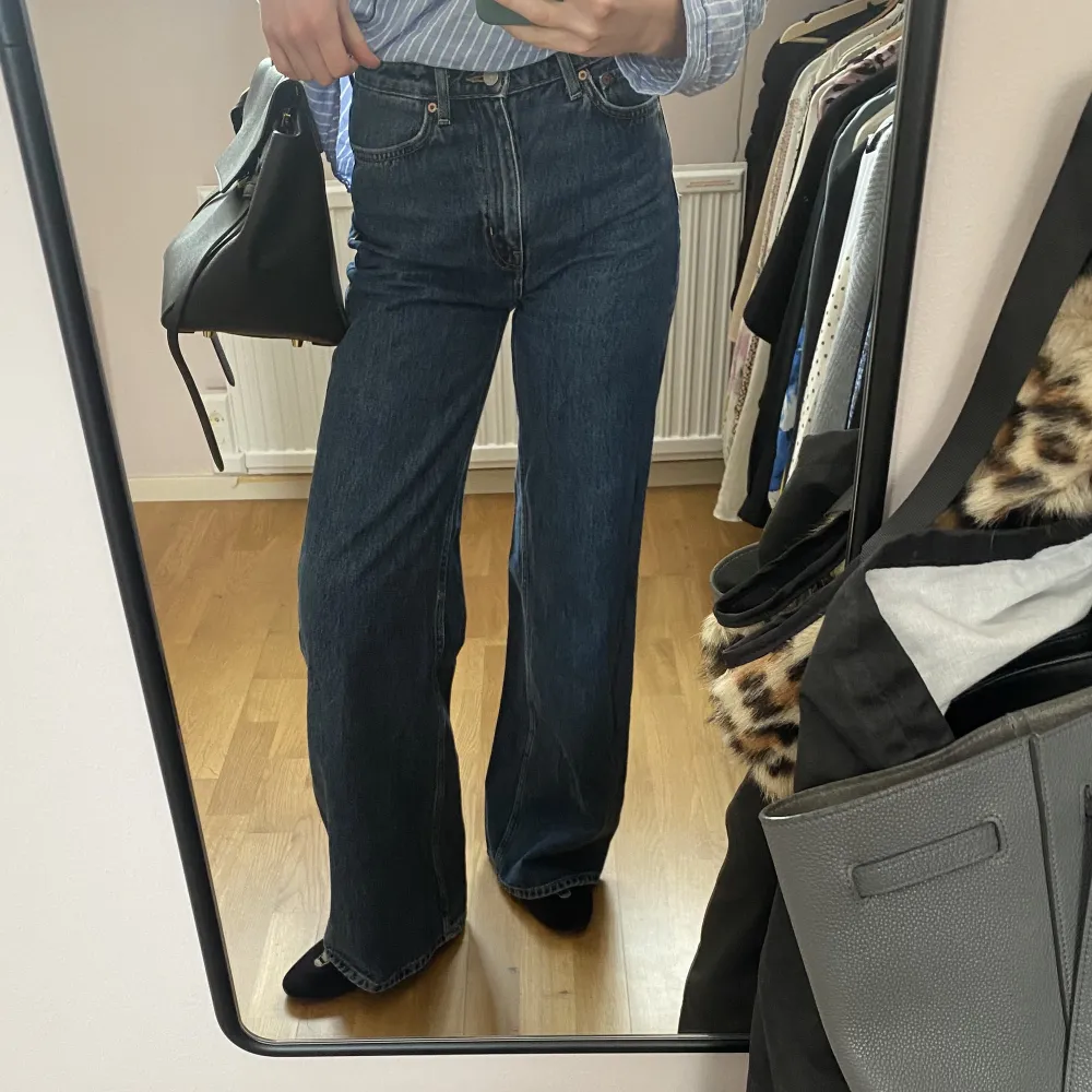 Jättefina mörblå jeans från Weekday i modellen ”ACE”, storlek 25/34. Jeans & Byxor.