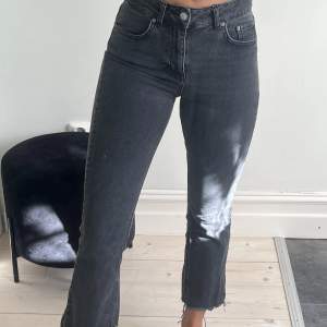 Gråa jeans från Gina tricot i storlek 36. Aldrig använda💕