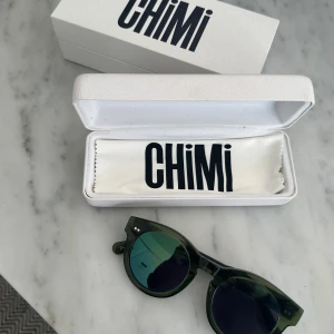 Chimi #003 Kiwi - Jättefina chimi solglasögon i #003 Kiwi! 🥝 superfint skick perfekt till våren💚pris kan diskuteras 