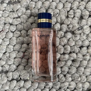 Parfym  - Säljer denna parfym då den aldig är andvänd. Den doftar blomning och heter her choice. Priset kan diskuteras och köparen står för frakt.💗