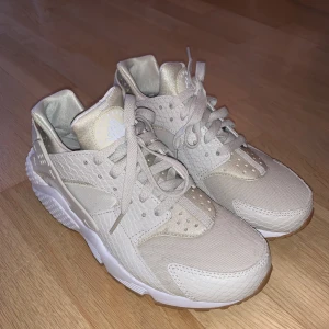 Nike sneakers - Nike Huarache Air sneakers strl 39. Beige färg med ciroc-leather detaljer. Perfekt skick!